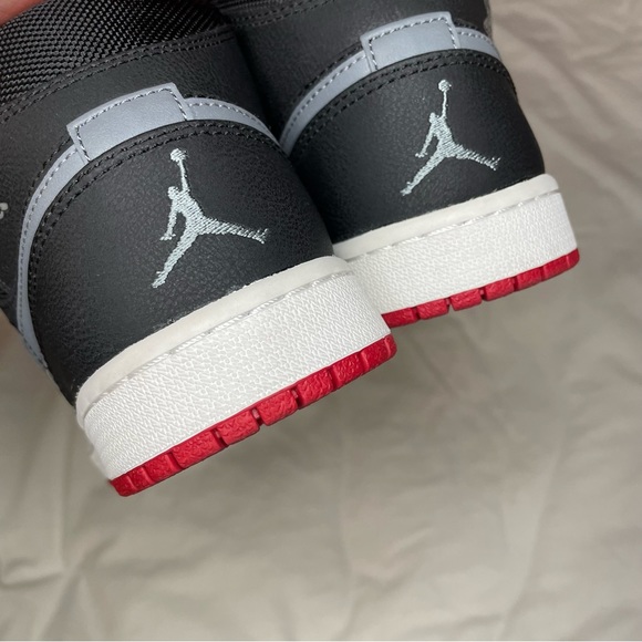 Jordan 1 Mids - Picture 3 of 5